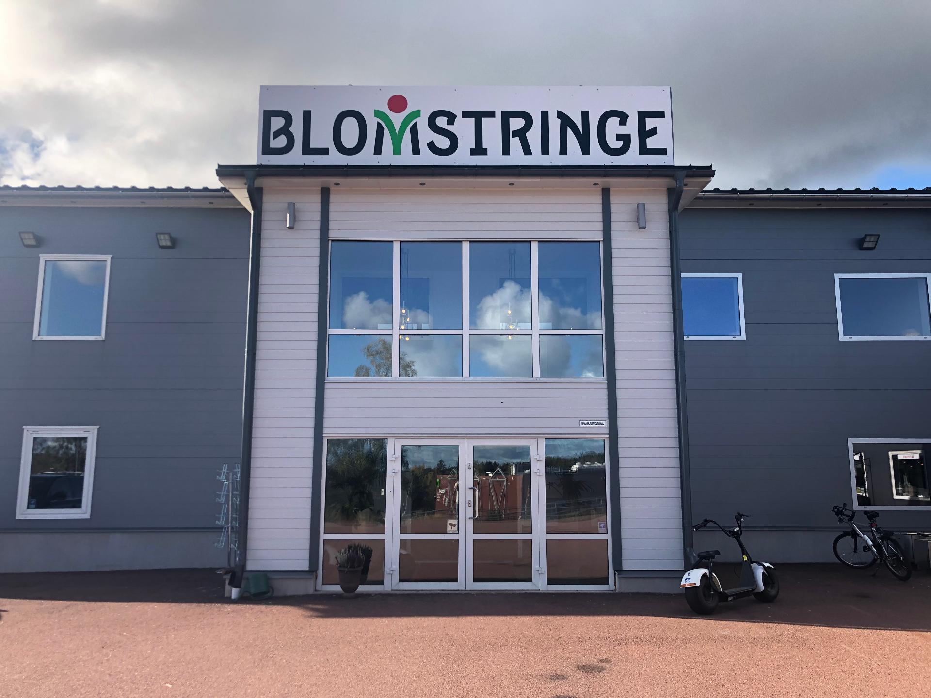 Entrén till Blomstringe företagshotell